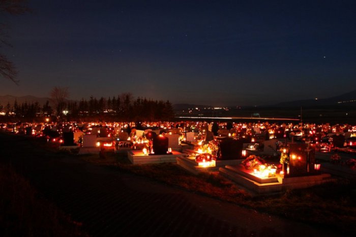 Ilustračný obrázok k článku Zapáľte sviečku online: Prievidzské cintoríny sú už aj na webe