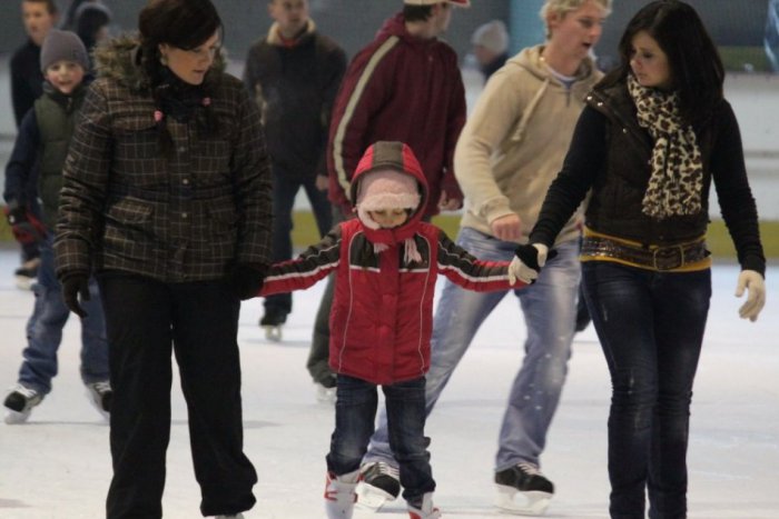 Ilustračný obrázok k článku Na námestí sa po 4 rokoch opäť korčuľuje: Ľad otestovali hokejisti v maskách