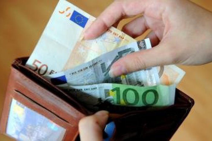 Ilustračný obrázok k článku Dôverčivá žena zo Sliača prišla o 1500 eur: Podvodníčka sa predstavila ako jej sesternica