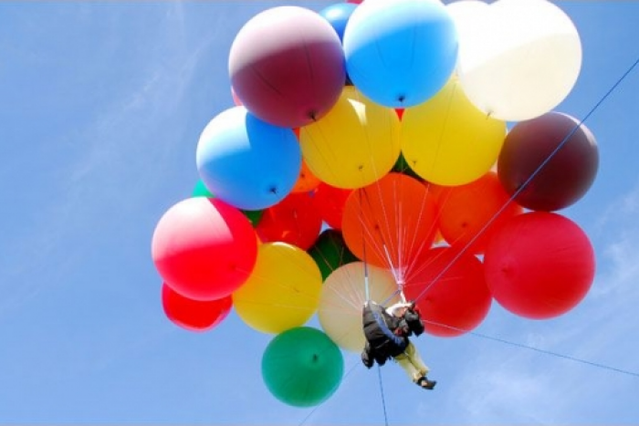 Ilustračný obrázok k článku Muž chce preletieť Atlantik zavesený na héliových balónoch