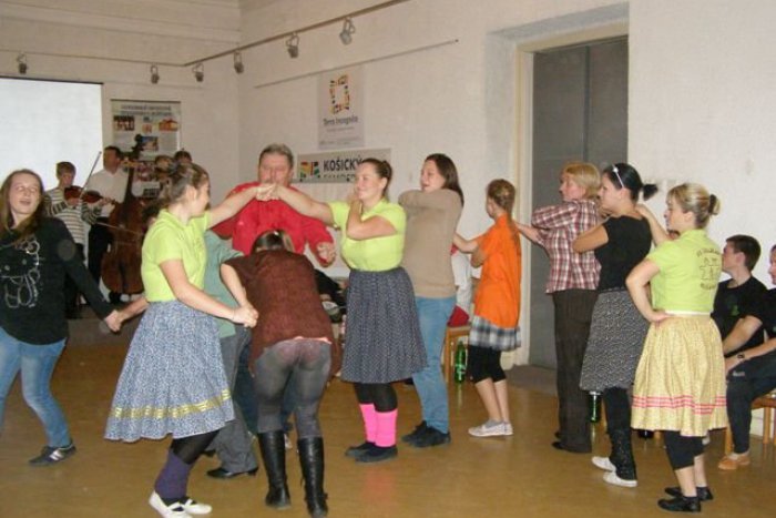 Ilustračný obrázok k článku Kurz gemerských ľudových tancov: Podmo na tenec ...