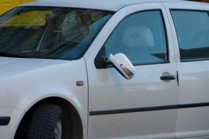 Ilustračný obrázok k článku Opitý páchateľ poškodil v noci 18 áut v Revúcej