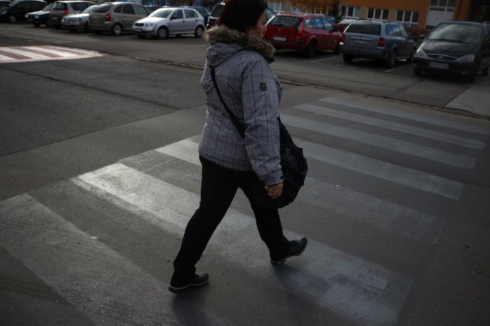 Ilustračný obrázok k článku Nebezpečný priechod na ulici Jesenského: Parkujúce autá blokujú výhľad, vodiči chodcov nevidia!