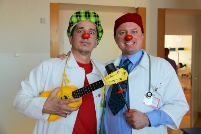 Ilustračný obrázok k článku Veselí klauni nosia do nemocníc humor: Za 13 rokov absolvovali už 14-tisíc návštev