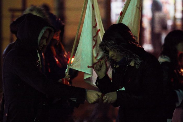 Ilustračný obrázok k článku So sviečkami v rukách ukázali, že im problematika HIV/AIDS nie je ľahostajná