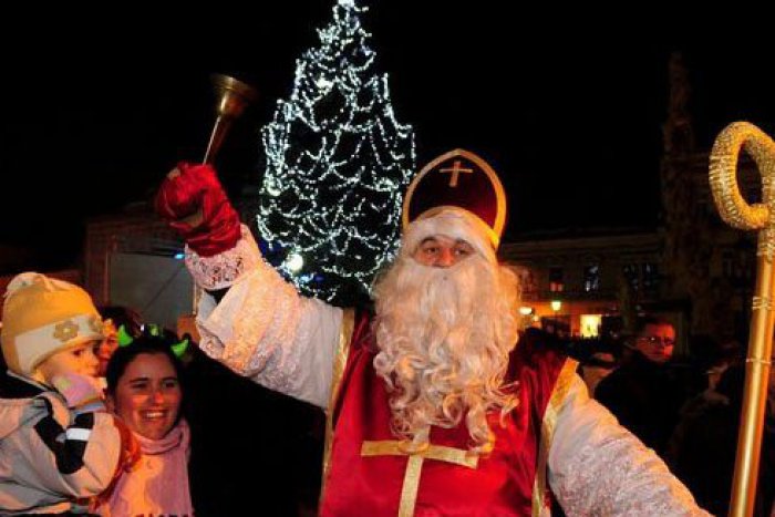 Ilustračný obrázok k článku Vianoce sa už nezadržateľne blížia: Stromček v Bystrici rozsvieti Mikuláš, zavíta k nám na koči