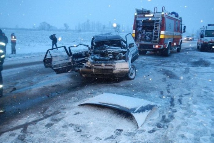 Ilustračný obrázok k článku Desivá nehoda na klzkej ceste: Pri čelnej zrážke sa zranilo až 7 ľudí