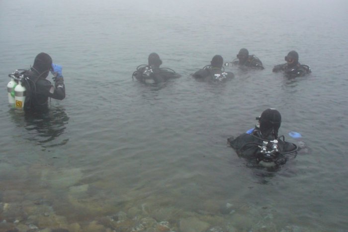 Ilustračný obrázok k článku Policajti v neľahkých podmienkach: V Tatrách sa potápali v ľadovej vode