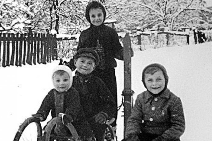 Ilustračný obrázok k článku Lyžovačka v roku 1942: Pozrite si zanietených lyžiarov z Demänovskej doliny :)