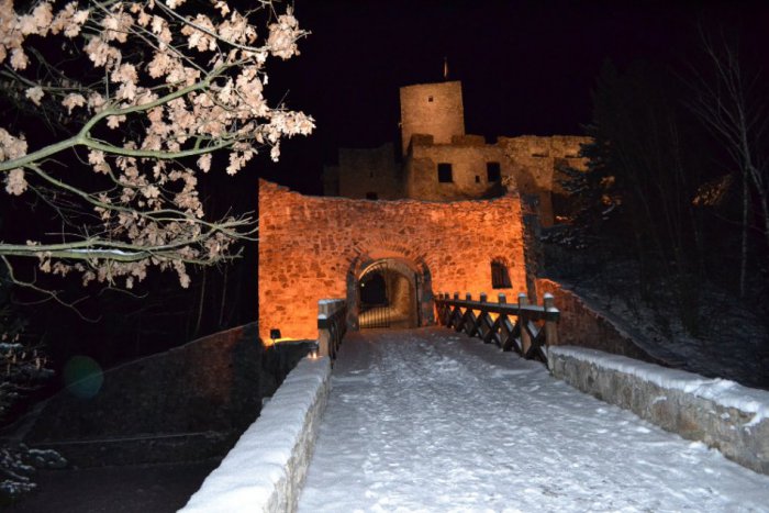 Ilustračný obrázok k článku Pod hrad Strečno sa vráti stredovek: Historická dedina otvára svoje brány
