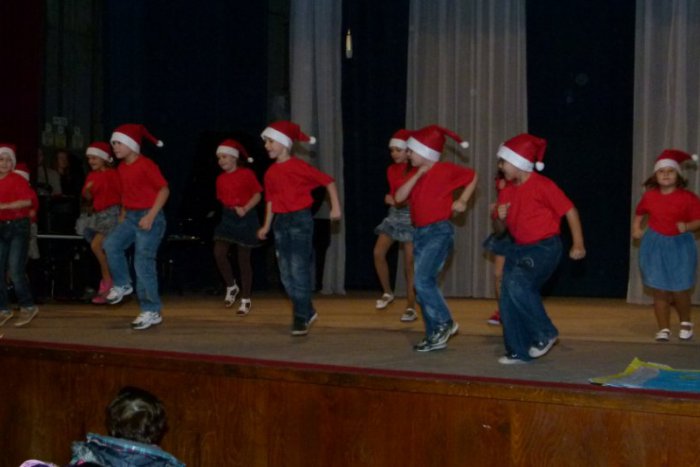 Ilustračný obrázok k článku Žiaci z Komenského školy si už urobili vianočnú náladu, pozrite si to