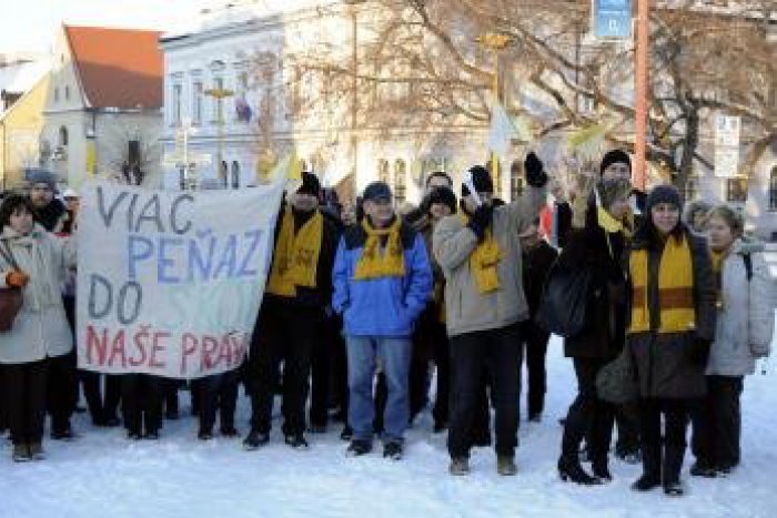 Ilustračný obrázok k článku Búria sa ďalej, neodradili ich ani mrazy: Učitelia z Hlohovca vyrazili na protest