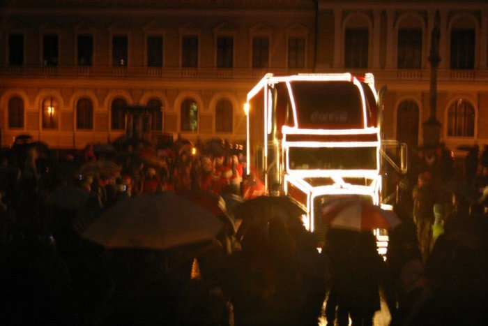 Ilustračný obrázok k článku Santov kamión dorazil aj do Nitry. Stovky ľudí neodradil ani studený dážď