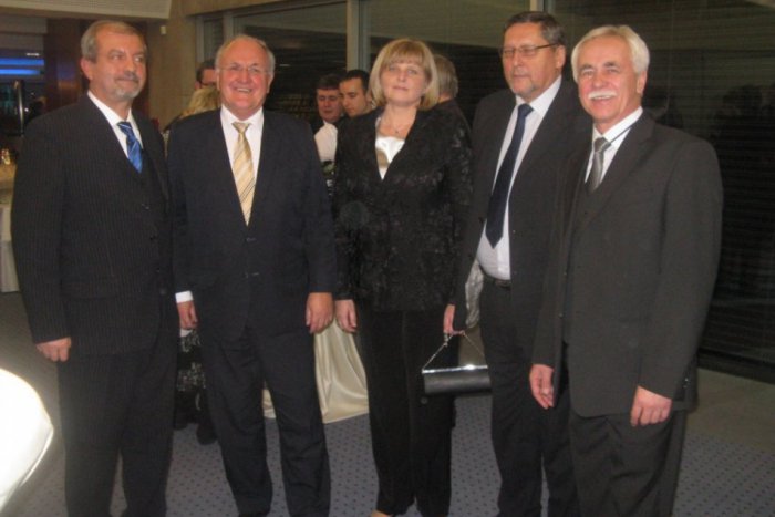 Ilustračný obrázok k článku Minister školstva pozval na spoločenské stretnutie riaditeľa Obchodnej akadémie