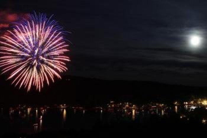 Ilustračný obrázok k článku Silvester v Mokrej Lúke. Okrem ohňostroja aj starostovský punč