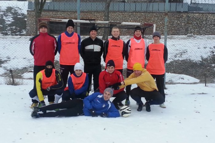 Ilustračný obrázok k článku Futbalisti odštartovali prípravu v ťažkých podmienkach: Na tomto ľade bol problém trafiť loptu!