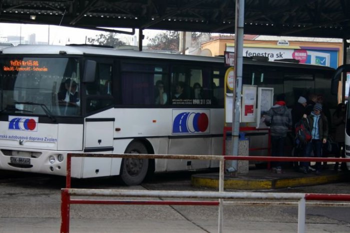 Ilustračný obrázok k článku Vo Zvolene došlo k zmene autobusovej zastávky: Cestujúci už vystupujú priamo pred Europou!