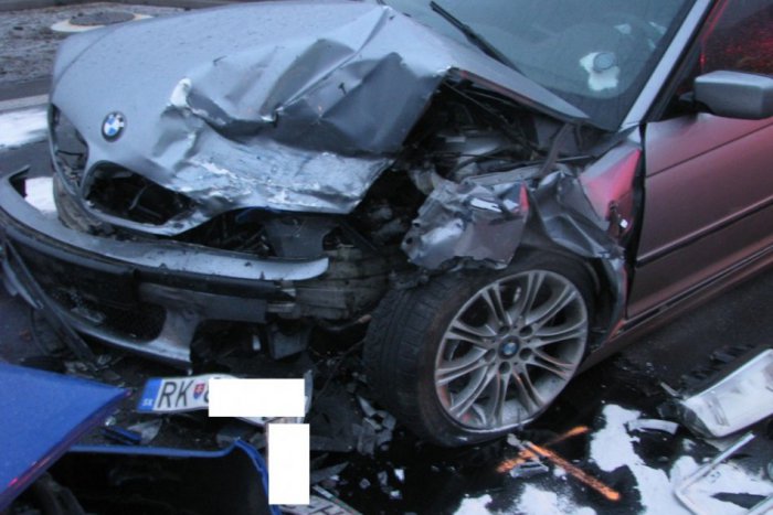 Ilustračný obrázok k článku Hrozivá čelná zrážka: Mladík (24) na BMW nedal prednosť, odniesli si to spolujazdci