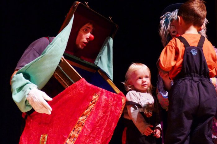 Ilustračný obrázok k článku Divotvorná scéna: Smutného klauna potešil zázračný kufrík. Pomohli aj popradské deti