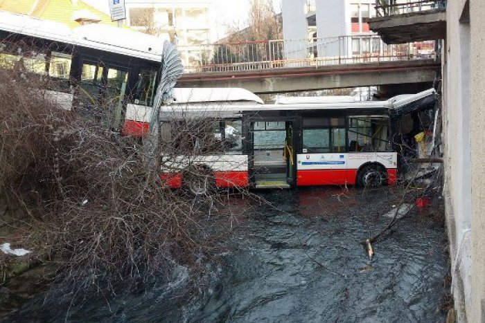 Ilustračný obrázok k článku Zábery z miesta nehody: Autobus MHD sa zrútil do potoka