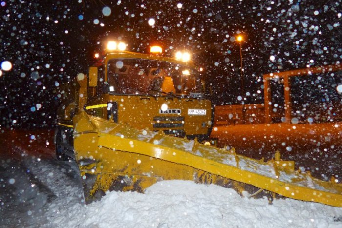 Ilustračný obrázok k článku Podtatranská noc ohlásila príchod zimy: Vietor, sneh a popadané stromy