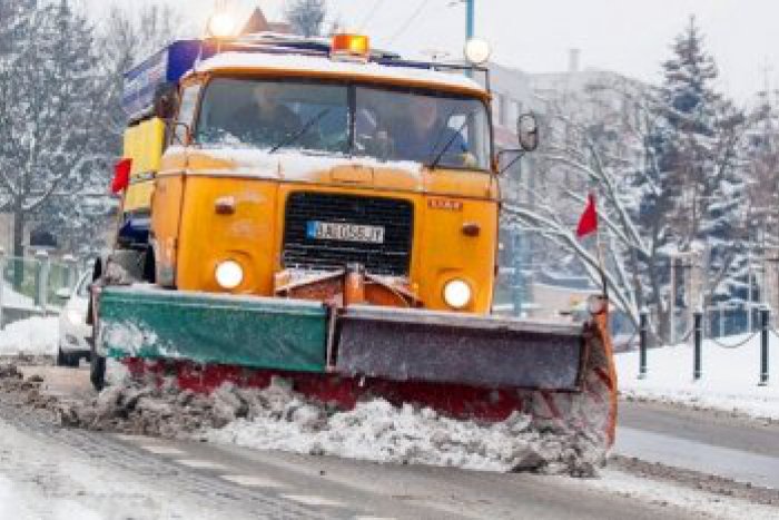 Ilustračný obrázok k článku Zima skúša vodičov: Na časti diaľnice z Hlohovca je kašovitý sneh