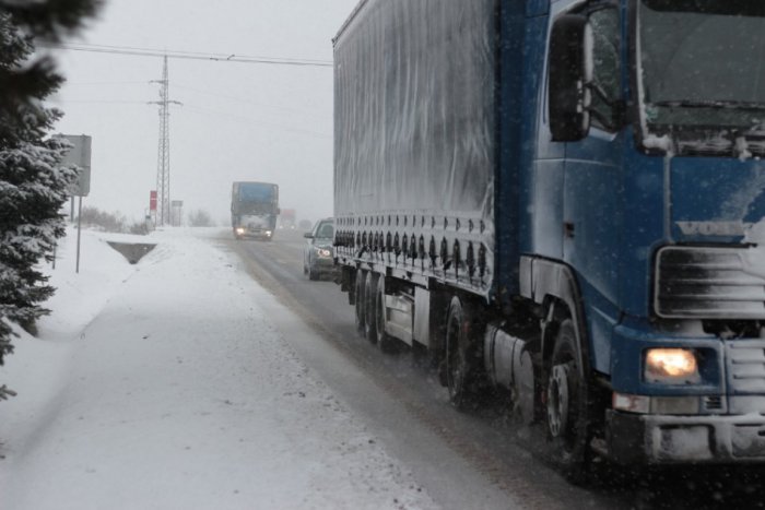 Ilustračný obrázok k článku Sneh komplikuje cestu aj v našom regióne. Kamióny cez Veľké Pole neprejdú