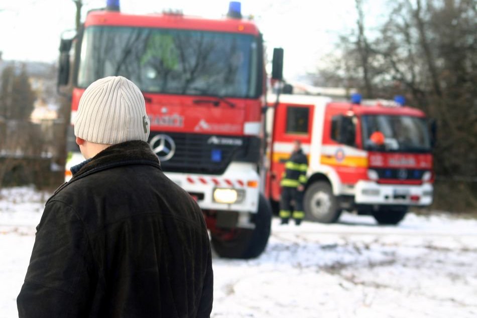 Ilustračný obrázok k článku Sneženie komplikuje dopravu: Skrížené kamióny, nehody, hasiči v pohotovosti!