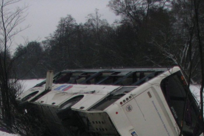 Ilustračný obrázok k článku Foto z desivej nehody: Autobus po zrážke s kamiónom prevrátilo aj s pasažiermi