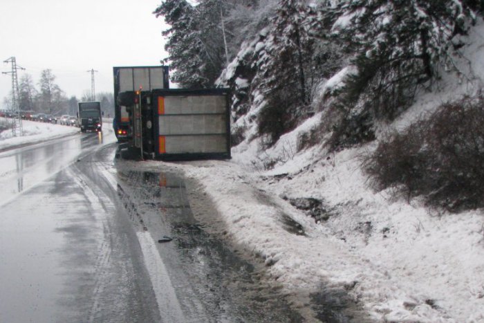 Ilustračný obrázok k článku Zima opäť v akcii: Policajné auto zapadlo v snehu, na cesty padali stromy!