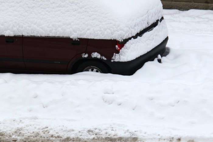Ilustračný obrázok k článku V Poprade pripadlo 30 cm snehu. Cestárom komplikujú prácu odstavené autá