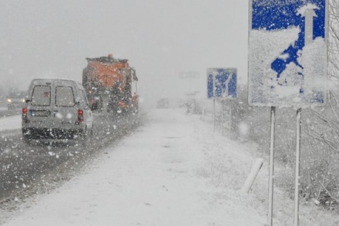 Ilustračný obrázok k článku Snehová kalamita: Na diaľnici D1 je kritická situácia, snežiť má aj naďalej!