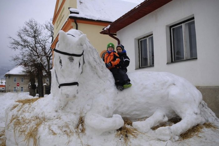 Ilustračný obrázok k článku Z partie robotníkov umelci: V Hranovnici lesníci postavili snehové sochy