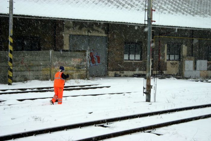 Ilustračný obrázok k článku Ovisnuté stromy nad koľajami a množstvo snehu: Železnice museli úplne vylúčiť trať do Štiavnice
