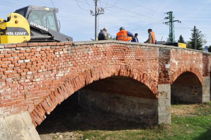 Ilustračný obrázok k článku Pamiatkari sa búria: Leopoldovský most zostane na svojom mieste