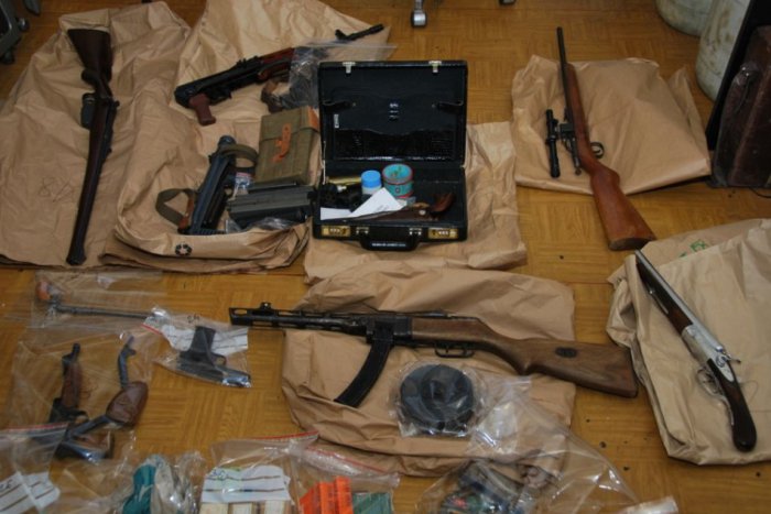 Ilustračný obrázok k článku Toto sa len tak nevidí. Policajti pri objasňovaní krádeže našli zbrane a strelivo