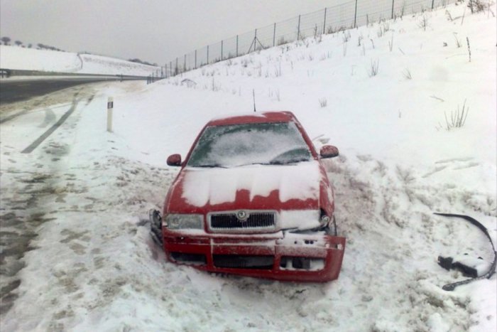 Ilustračný obrázok k článku Počasie opäť trápi vodičov: Na diaľnici pod Tatrami museli policajti znížiť rýchlosť!