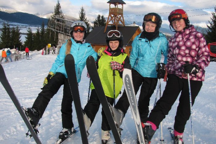 Ilustračný obrázok k článku Deti z Hviezdoslavky si užili týždeň plný lyžovania