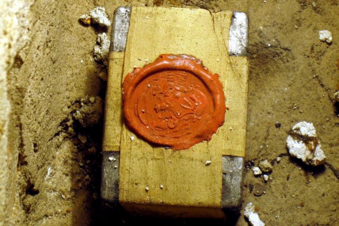 Ilustračný obrázok k článku Objav v nitrianskej katedrále: V schránke našli odkaz z minulosti, experti sa ho snažia prečítať