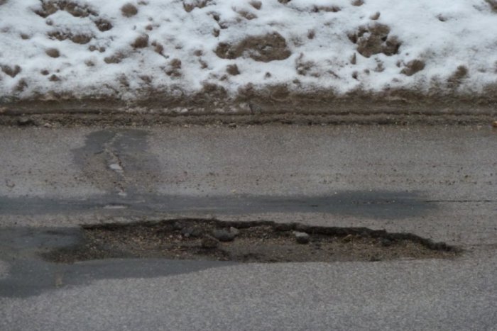 Ilustračný obrázok k článku Zlé správy pre vodičov: Výtlky na cestách začne župa opravovať najskôr na jar