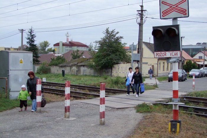 Ilustračný obrázok k článku Signály na železničných prechodoch zaviedol Mikulášan: Dnes si ho pripomíname