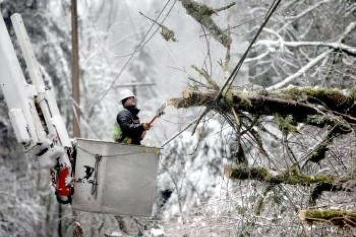 Ilustračný obrázok k článku Kraj zavalený snehom: Množstvo ľudí je stále bez elektrického prúdu