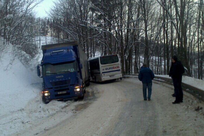 Ilustračný obrázok k článku Na Dobšinskom kopci skrížený kamión: Doprava viazla v oboch pruhoch