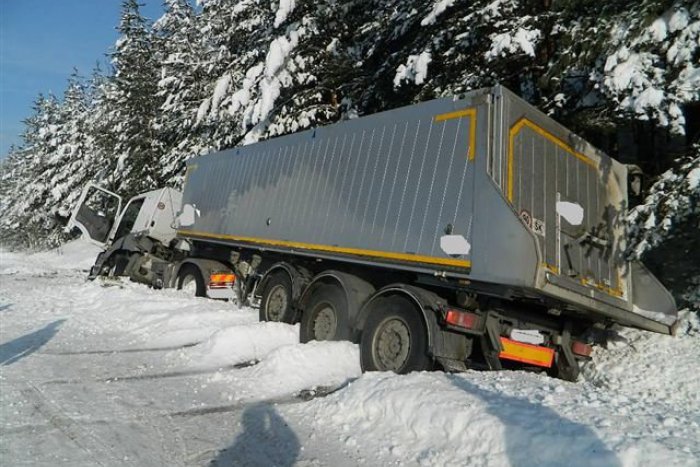 Ilustračný obrázok k článku Prvý sneh na juhu stredného SR: Na šmykľavú cestu doplatil už kamión s cisternou aj autobus!