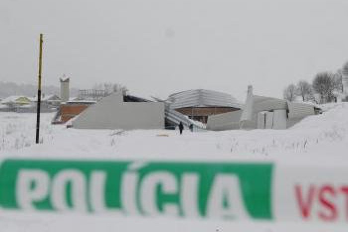 Ilustračný obrázok k článku Zo zimného štadióna v Starej Ľubovni je kopa šrotu. Strecha zrejme nevydržala nápor snehu