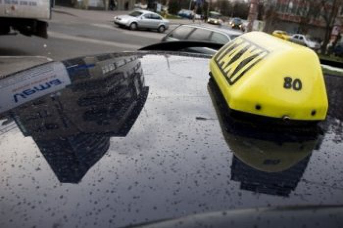 Ilustračný obrázok k článku Drzosť, aká sa len tak nevidí: Opitý zákazník si sadol za volant taxíku a ufujazdil