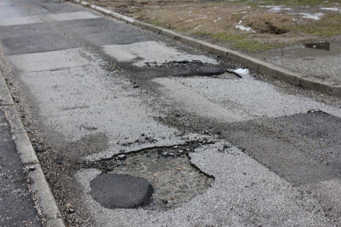 Ilustračný obrázok k článku Nechcete cesty ako golfové ihrisko? Dajte radnici tipy na jamy, ktoré vás štvú!