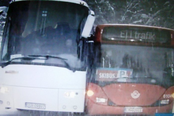 Ilustračný obrázok k článku VIDEO: Kuriózna nehoda v Jasnej, dva autobusy skončili v sebe