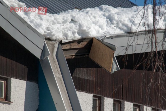 Ilustračný obrázok k článku Popradský zimný štadión museli ohradiť páskou. Sneh poškodil strechu aj kancelárske priestory