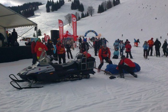 Ilustračný obrázok k článku Záchranári: Ani jeden z ťažko zranených nemal lyžiarsku prilbu!